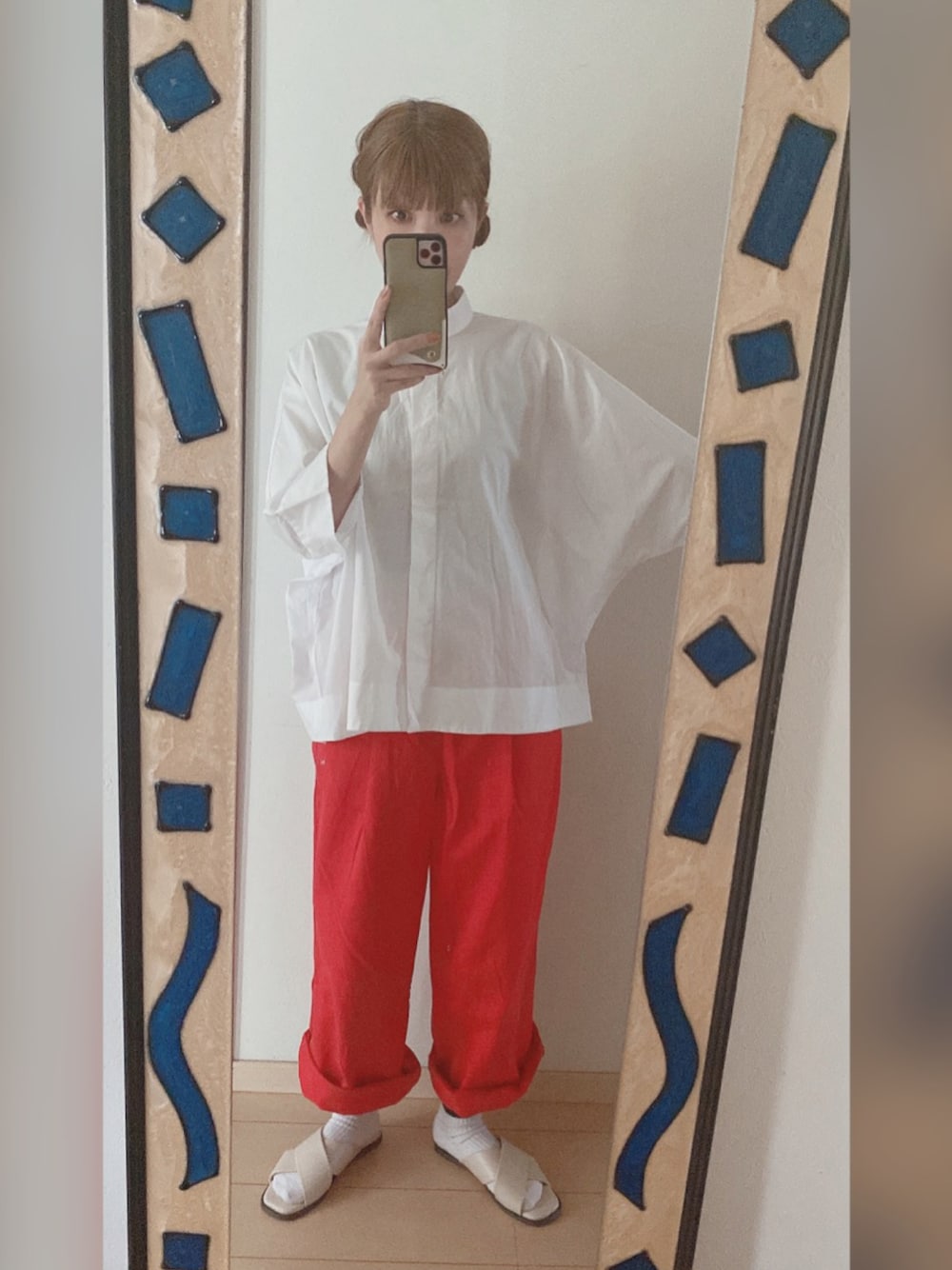 「シンプルスタイル、大人女子、ゆるコーデ、カラーパンツ、おしゃれさんと繋がりたい」｜「UNIQLOのアイテム（シャツ/ブラウス、ホワイト系）」を使った、amu1002さん（レディース・159cm）の夏コーディネートの1枚目の写真