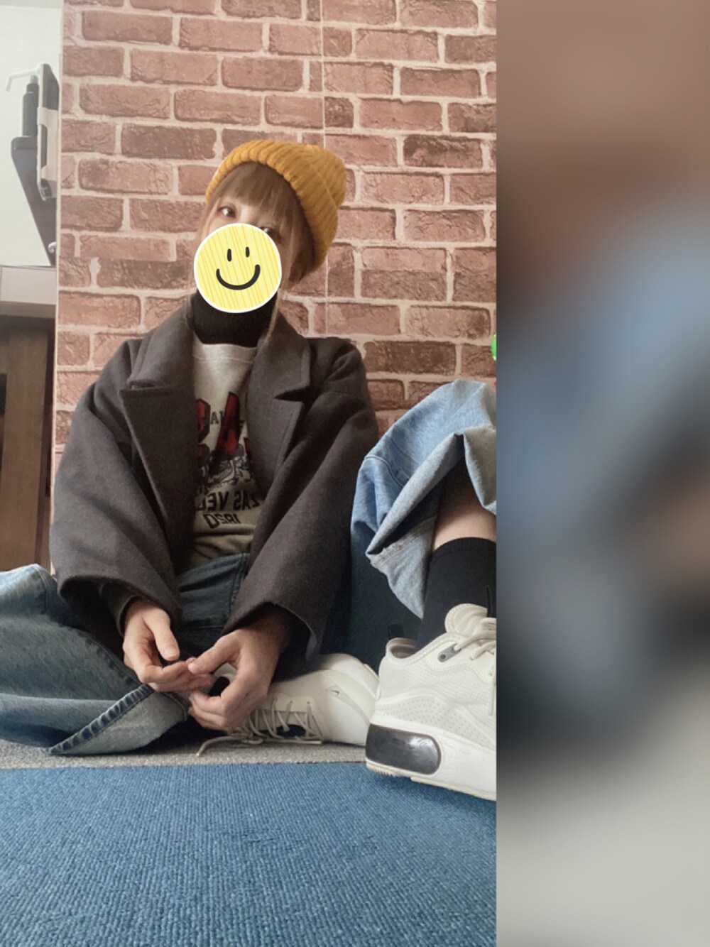 「カジュアルコーデ、ピーコート、おしゃれさんと繋がりたい、ゆるコーデ」｜「3coinsのアイテム（ニットキャップ/ビーニー、イエロー系）」を使った、amu1002さん（レディース・159cm）の冬コーディネートの1枚目の写真