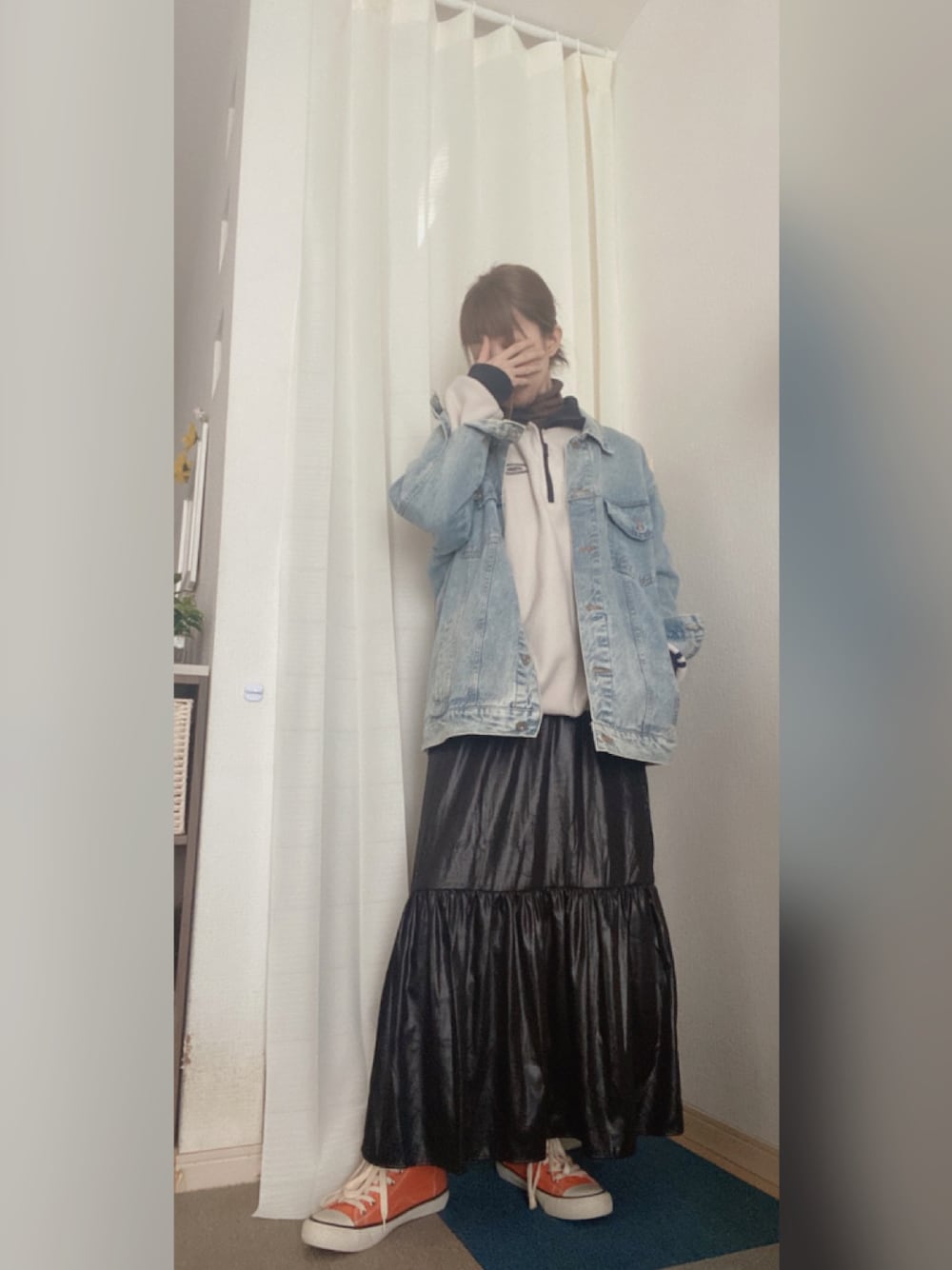 「カジュアルコーデ、スニーカー、ハイカットスニーカー」｜「Bershkaのアイテム（デニムジャケット、ブルー系）」を使った、amu1002さん（レディース・159cm）の冬コーディネートの1枚目の写真