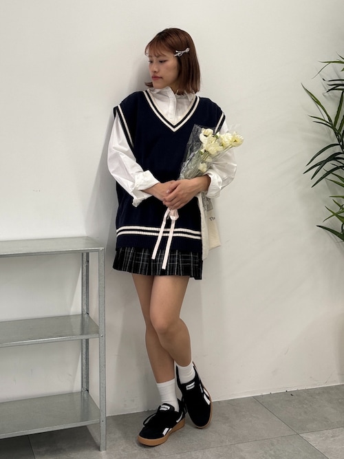 シャツ/ブラウスを使った「制服ディズニー」の人気ファッション