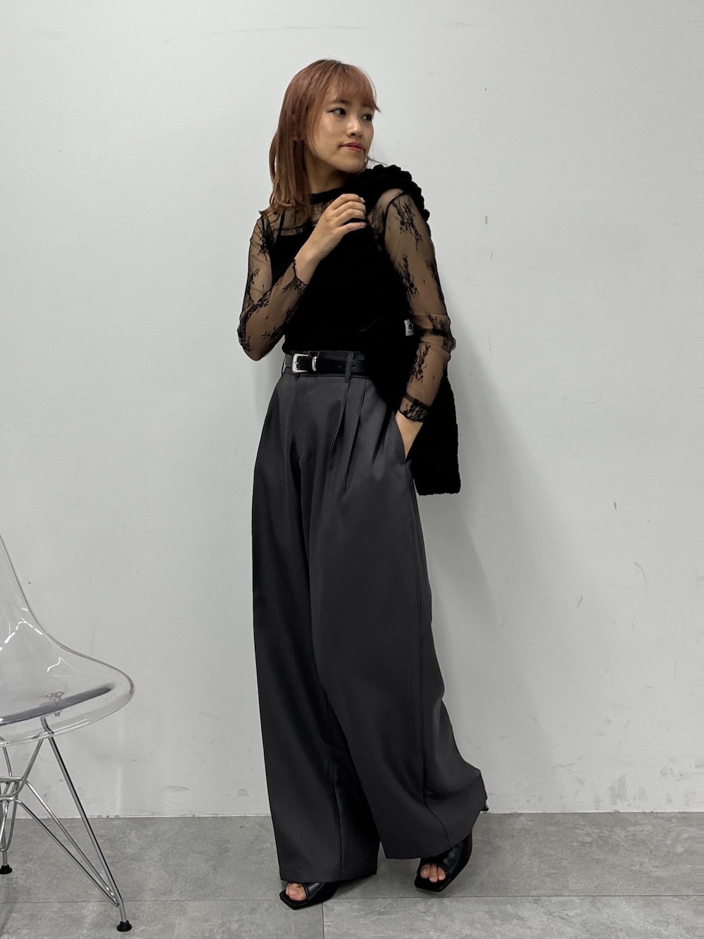 「トートバッグ、スラックス、レース、ワイドパンツ、サンダル、デートコーデ、ホルターネック、レーストップス、FRUIT OF THE LOOM、シアートップス」｜「WEGOのWEGO/レーストップス（Tシャツ/カットソー、ブラック系）」を使った、rinoさん（レディース・160cm）の夏コーディネートの1枚目の写真