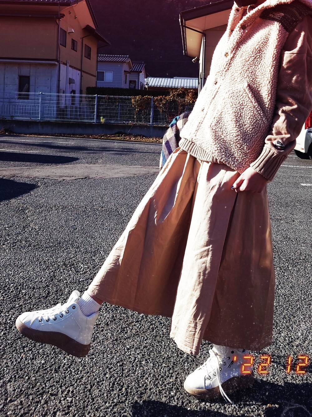 「かわいい、チチカカ、シンプルコーデ、カジュアルコーデ、温泉コーデ」｜「Honeysのコーデュロイフレアスカート（スカート、ベージュ系）」を使った、youさん（レディース・154cm）の冬コーディネートの1枚目の写真