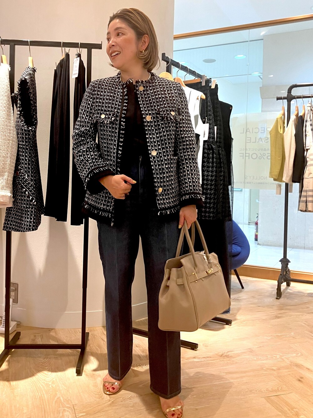「ツイード、ツイードジャケット、ジャケット、ジャケットスタイル、デニム、デニムパンツ、シアートップス、モノトーン、きれいめカジュアル、オトナカジュアル、オトナ女子、お出かけコーデ、ママコーデ、ママファッション、ノーリーズ」｜「NOLLEY’Sのツイードジャケット（ノーカラージャケット、ブラック系）」を使った、HIROさん（レディース・156cm）の夏コーディネートの1枚目の写真