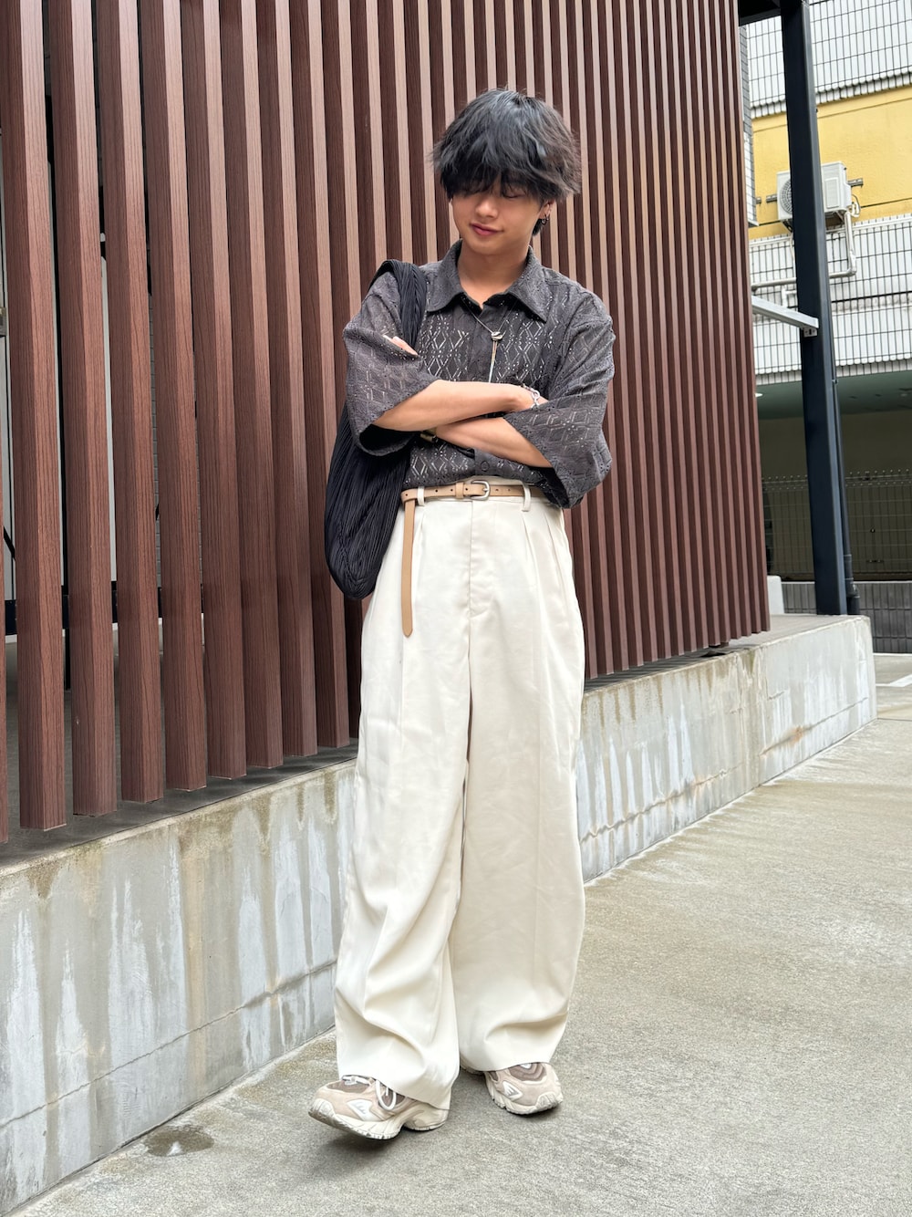 「夏コーデ、休日スタイル、大人カジュアル、シンプルコーデ、低身長男子、モノトーンコーデ、シャツスタイル、スニーカー、きれいめカジュアル、韓国ファッション、低身長コーデ、カラーパンツ、トートバッグ、WEARyouthコーデ、モード」｜「epnokのレースシアールーズシャツ（シャツ/ブラウス、グレー系）」を使った、hide158さん（メンズ・158cm）の夏コーディネートの1枚目の写真