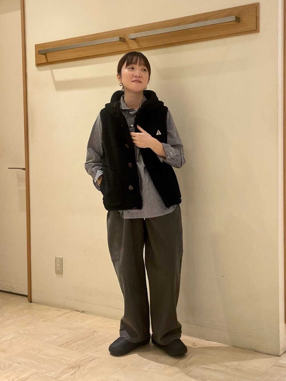 「GEVACO、ベスト、シャツスタイル、デニム、カジュアル、オトナカジュアル、冬コーデ、SUBU、おしゃれさんと繋がりたい、ootd、モノトーン、レイヤードスタイル、スポーツミックス、お出かけコーデ、休日スタイル」｜「GEVACOの【GEVACO/ゲバコ】OXラウンドカラープルオーバーシャツ（シャツ/ブラウス、ブラック系）」を使った、ほこさん（レディース・158cm）の秋コーディネートの1枚目の写真