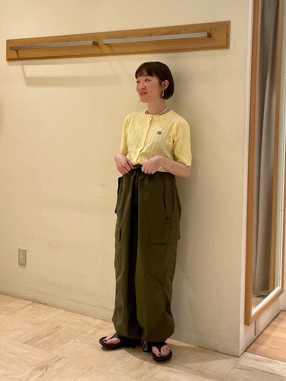 「イエロー、カーディガン、カーディガンコーデ、ケーブルニット、カーゴパンツ、パンツスタイル、ootd、おしゃれさんと繋がりたい、oofos、カジュアル、オトナカジュアル、いいね、save、フォローお願いします🤑、シンプルコーデ、淡色コーデ、春夏コーデ」｜「OOFOSの【OOFOS/ウーフォス】OOriginal（サンダル、ブラック系）」を使った、ほこさん（レディース・158cm）の春コーディネートの1枚目の写真