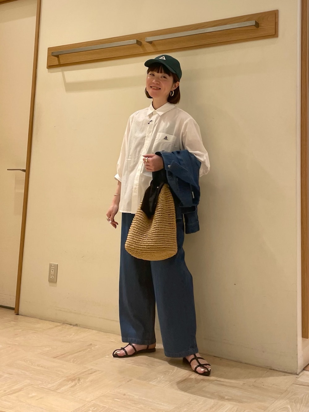 「GEVACO、ゲバコ、デニム、デニムパンツ、イージーパンツ、サンダル、春服デビュー宣言、セットアップ、Gジャン、おしゃれさんと繋がりたい、ootd、白シャツ、カジュアル、きれいめカジュアル、大人カジュアル」｜「fredy emueのジュードリボンワンハンドル（ショルダーバッグ、ブラック系）」を使った、ほこさん（レディース・158cm）の春コーディネートの1枚目の写真