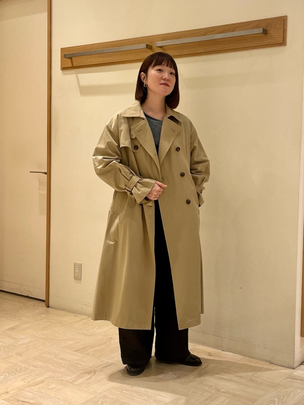「トレンチコート、アウター、ベージュ、きれいめカジュアル、着回しコーデ、お出かけコーデ、通勤コーデ、カジュアル、重ね着ベストシーズン、オールインワン、サロペット、おしゃれさんと繋がりたい、いいね、save、フォローお願いします🤑、ootd、ジャケット」｜「fredy emueの袖ボリュームトレンチコート（トレンチコート、ベージュ系）」を使った、ほこさん（レディース・158cm）の秋コーディネートの1枚目の写真