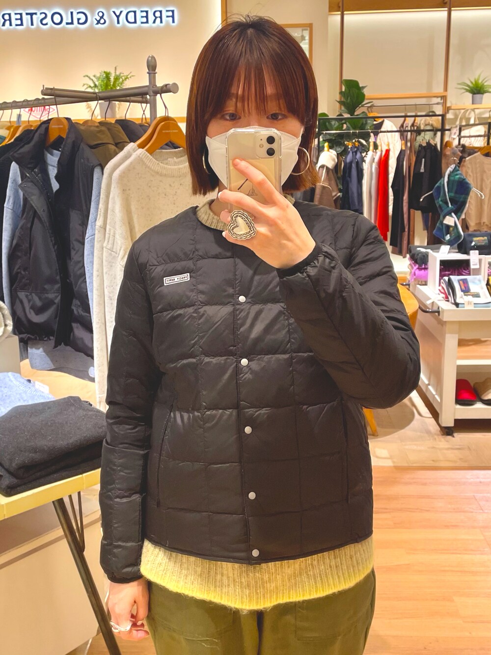「TAION、別注アイテム、冬コーデ、カジュアルコーデ、冬服、インナーダウン、ootd、FREDY&GLOSTER、ママコーデ、大人コーデ、お洒落さんとつながりたい、#冬コーデ、カラーニット、カーゴパンツ、ダウン」｜「TAIONの【別注】【TAION×FREDY】インナーダウン（ダウンジャケット/コート、ブラック系）」を使った、ほこさん（レディース・158cm）の冬コーディネートの1枚目の写真