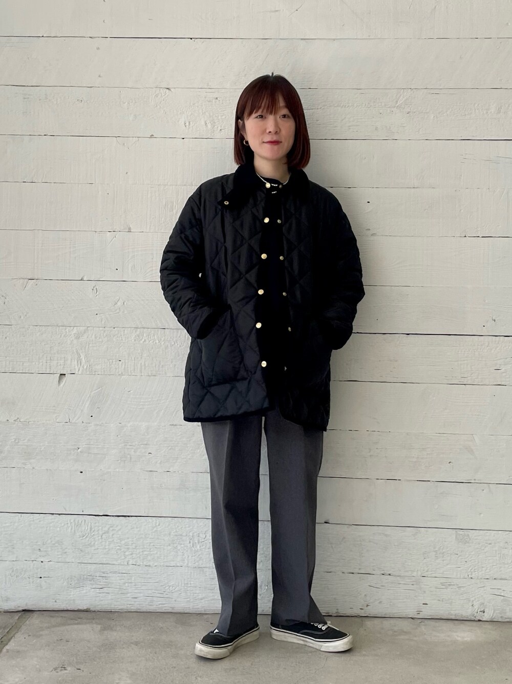 「ジャケット、アウター、ニット、オトナカジュアル、カジュアル、Traditional Weatherwear、キルティング、おしゃれさんと繋がりたい、ootd、休日スタイル、きれいめカジュアル、シンプルコーデ、秋コーデ、スラックス、スニーカー」｜「Traditional Weatherwearの【別注】【Traditional Weatherwear/トラディショナルウェザーウエア】WAVERLY TWW（ブルゾン、ブラック系）」を使った、ほこさん（レディース・158cm）の秋コーディネートの1枚目の写真