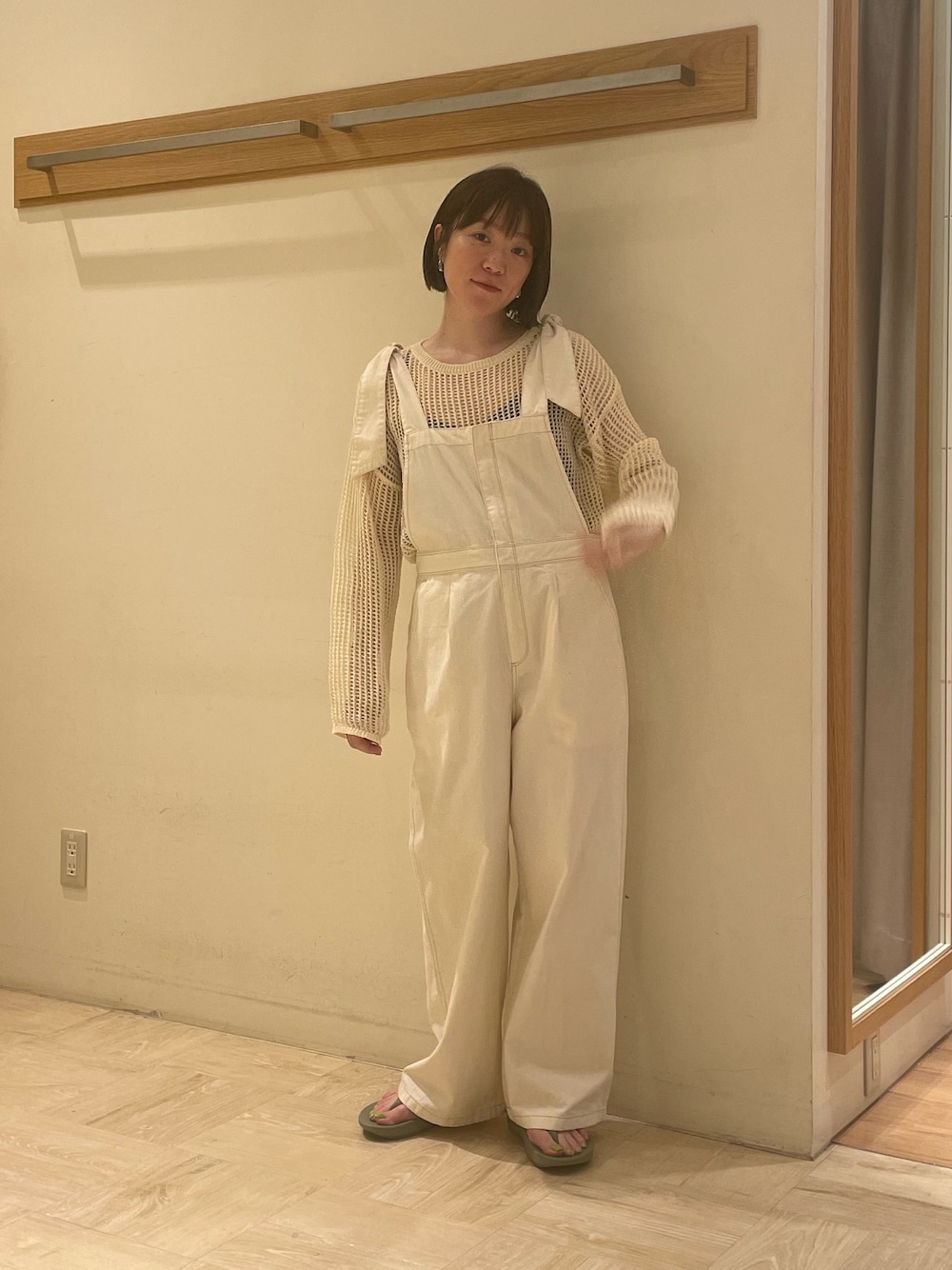 「メッシュ、ホワイト、サロペット、オールインワン、カジュアル、オトナカジュアル、淡色コーデ、夏コーデ、休日スタイル、お出かけコーデ、おしゃれさんと繋がりたい、ootd、oofos、サンダル、いいね、save、フォローお願いします🤑」｜「fredy emueのメッシュニット（ニット/セーター、ホワイト系）」を使った、ほこさん（レディース・158cm）の夏コーディネートの1枚目の写真