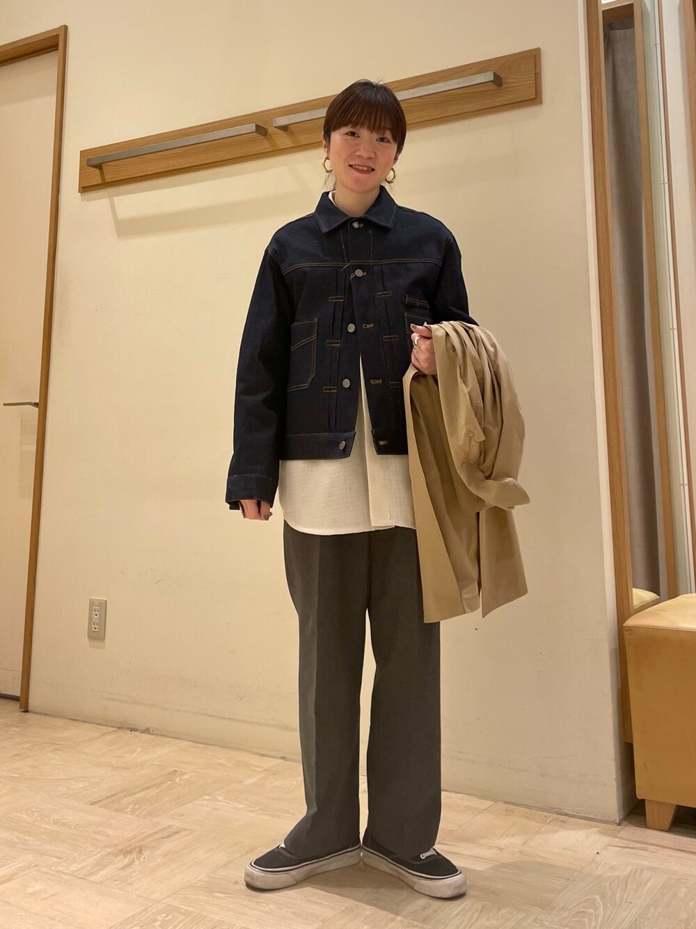 「GEVACO、ゲバコ、ステンカラーコート、春アウター、アウター、スプリングコート、ベージュ、Gジャン、カジュアル、おしゃれさんと繋がりたい、春コーデ、ootd、オトナカジュアル、古着、古着MIX」｜「GEVACOの【GEVACO/ゲバコ】10ozデニムジャケット（デニムジャケット、ブルー系）」を使った、ほこさん（レディース・158cm）の冬コーディネートの1枚目の写真