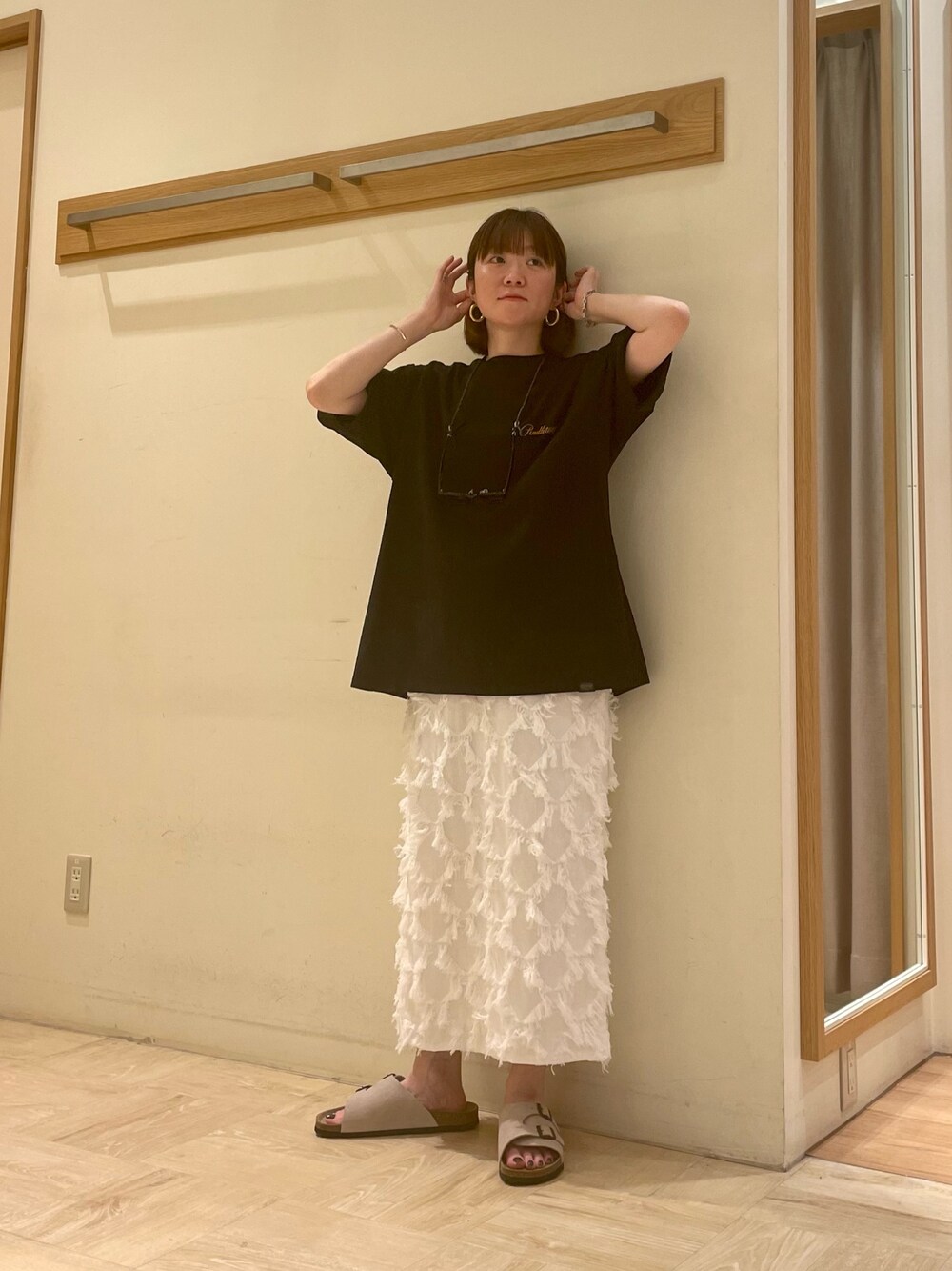 「Tシャツ、PENDLETON、ブラック、ホワイト、スカート、ビルケンシュトック、大人カジュアル、シンプルコーデ、ロングスカート、ロゴT、おしゃれさんと繋がりたい、ootd、いいね、save、フォローお願いします🤑、カジュアルコーデ、夏コーデ」｜「fredy emueのフリンジタイトスカート（スカート、ホワイト系）」を使った、ほこさん（レディース・158cm）の春コーディネートの1枚目の写真