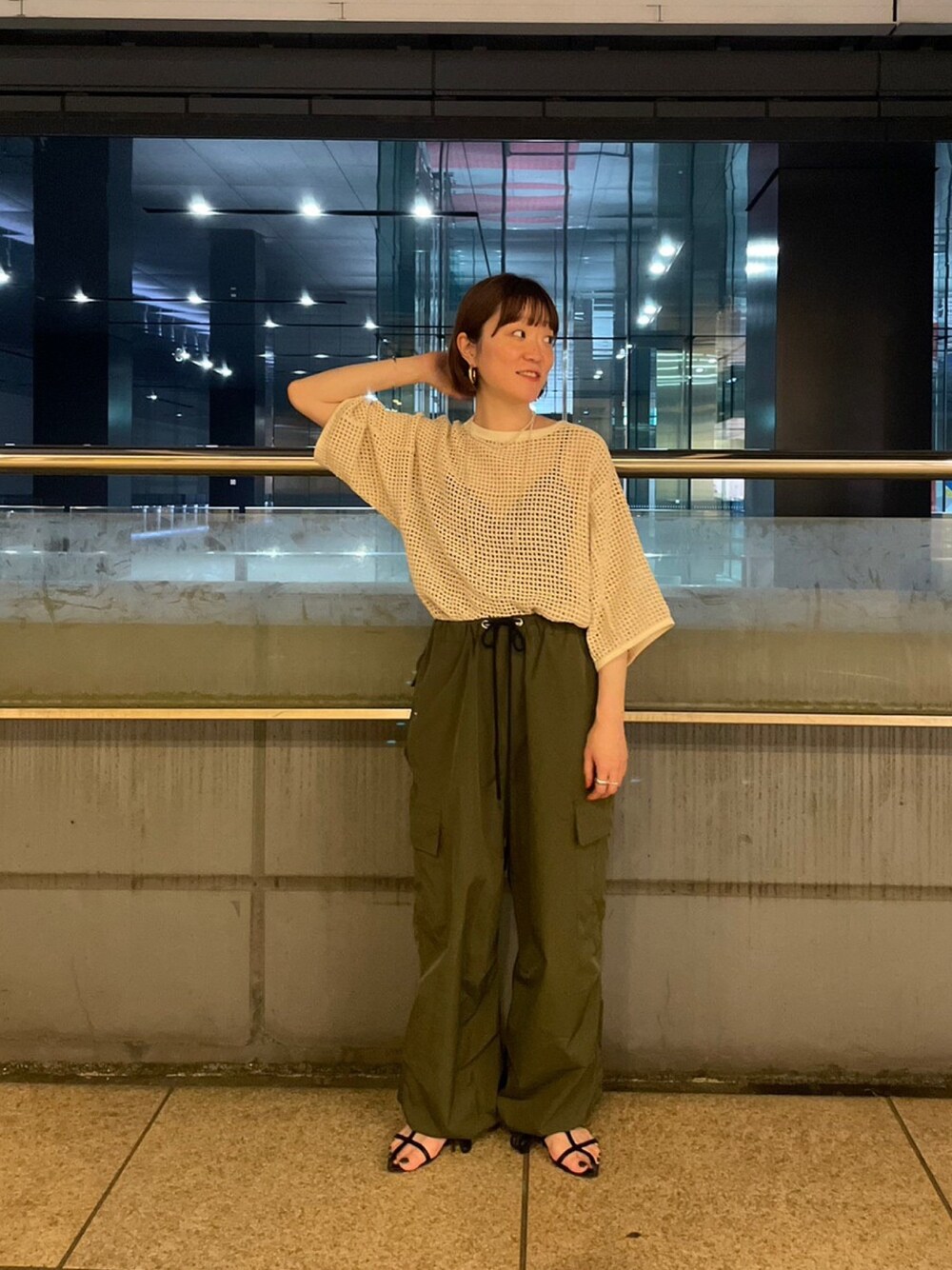 「メッシュ、カーゴパンツ、お出かけコーデ日記、春夏コーデ、夏、おしゃれさんと繋がりたい、ootd、サンダル、パンツスタイル、オトナカジュアル、いいね、save、フォローお願いします🤑、ベージュ、休日スタイル、シンプルコーデ、カジュアル」｜「GLOSTERの【GLOSTER/グロスター】M65 ワイドカーゴパンツ スノーカモ 裾ドローコード ミリタリー MILITARY（カーゴパンツ、グリーン系）」を使った、ほこさん（レディース・158cm）の春コーディネートの1枚目の写真