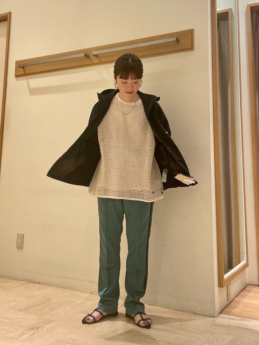 「franklinclimbing、マウンテンパーカー、アウター、いまどきジャケット写真、メッシュ、ARMY TWILL、ブラック、カジュアル、サンダル、おしゃれさんと繋がりたい、ootd、春コーデ、ベージュ、オトナカジュアル、ストリート」｜「fredy emueのステンレスオメガチェーンネックレス ショート（ネックレス、ゴールド系）」を使った、ほこさん（レディース・158cm）の春コーディネートの1枚目の写真