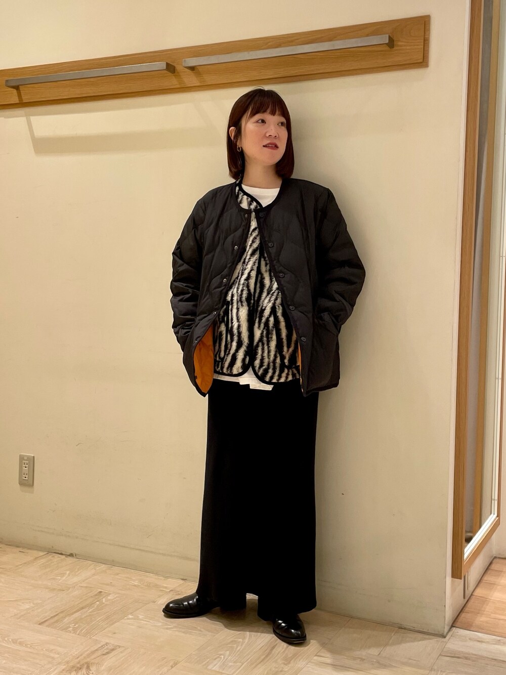 「ジャケット、ダウンジャケット、アウター、TAION、キルティング、カジュアル、オトナカジュアル、おしゃれさんと繋がりたい、ootd、モノトーンコーデ、レイヤードスタイル、ベスト、ブーツ、お出かけコーデ、いいね、save、フォローお願いします🤑」｜「GOOD ROCK SPEEDの【GOOD ROCK SPEED/グッドロックスピード】別注 カレッジロゴ ロンT（Tシャツ/カットソー、ホワイト系）」を使った、ほこさん（レディース・158cm）の秋コーディネートの1枚目の写真
