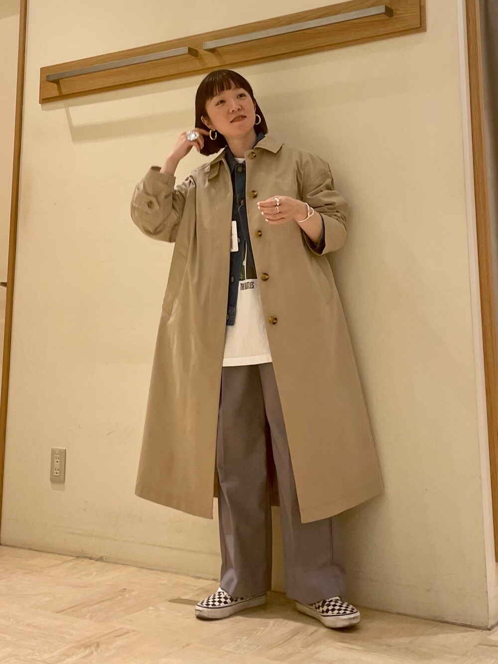 「ステンカラーコート、アウター、春コーデ、ベージュ、Gジャン、スニーカーコーデ、オトナカジュアル、おしゃれさんと繋がりたい、ootd、FREDY&GLOSTER、GEVACO、カジュアル、デニム、大人カジュアル、着回しコーデ」｜「GOOD ROCK SPEEDの【GOOD ROCK SPEED/グッドロックスピード】別注オーバーサイズ ロンT バンド バンT（Tシャツ/カットソー、ホワイト系）」を使った、ほこさん（レディース・158cm）の春コーディネートの1枚目の写真