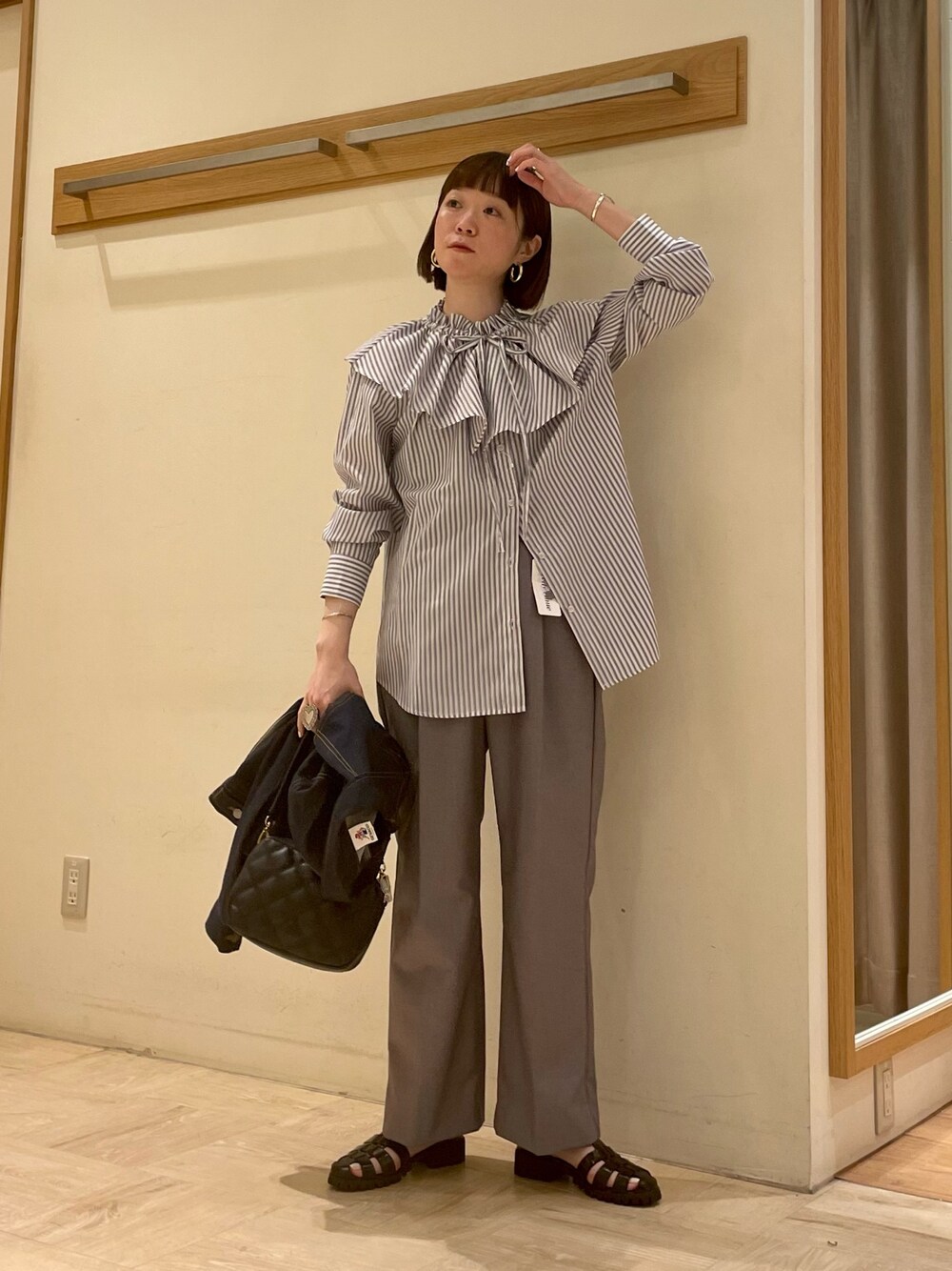 「春服デビュー宣言、春コーデ、ブラウス、Gジャン、アウター、スラックス、おしゃれさんと繋がりたい、ootd、フリル、オトナカジュアル、カジュアルコーデ、シンプルコーデ、きれいめカジュアル、ジャケット、GEVACO」｜「GEVACOの【GEVACO/ゲバコ】10ozデニムジャケット（デニムジャケット、ブルー系）」を使った、ほこさん（レディース・158cm）の春コーディネートの1枚目の写真