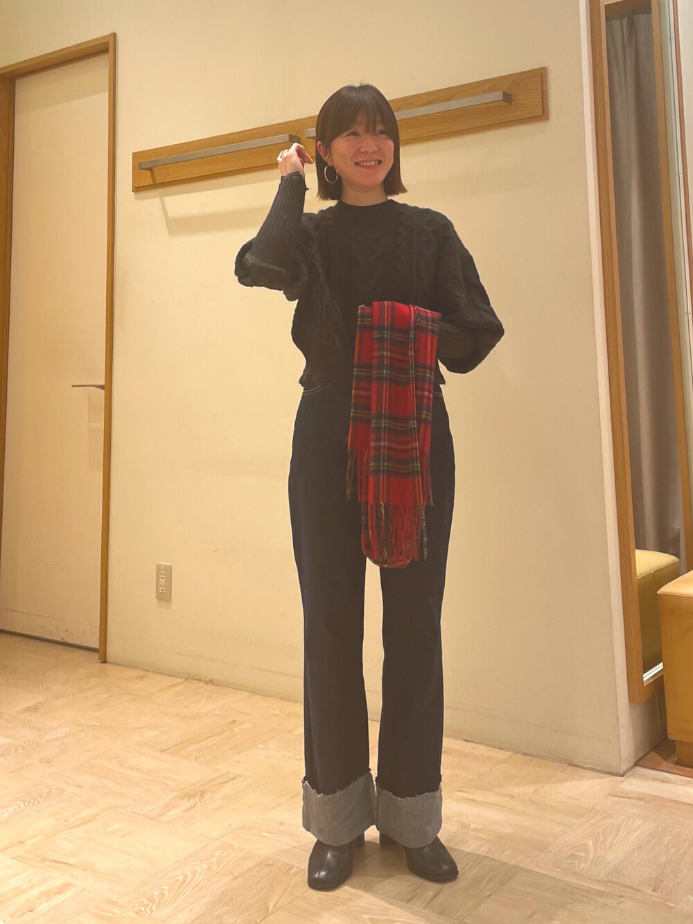 「ケーブルニット、スクエアトゥ、デニム、赤チェック、マフラーコーデ、ニット、オトナカジュアル、オトナ女子、FREDY&GLOSTER、ootd、おしゃれさんと繋がりたい、ラクチンコーデ、今日のコーデ、シンプルコーデ、ブーツ」｜「TWEED MILLの【TWEEDMILL/ツィードミル】ウールチェックストール 48（ストール/ショール、ブラック系）」を使った、ほこさん（レディース・158cm）の冬コーディネートの1枚目の写真