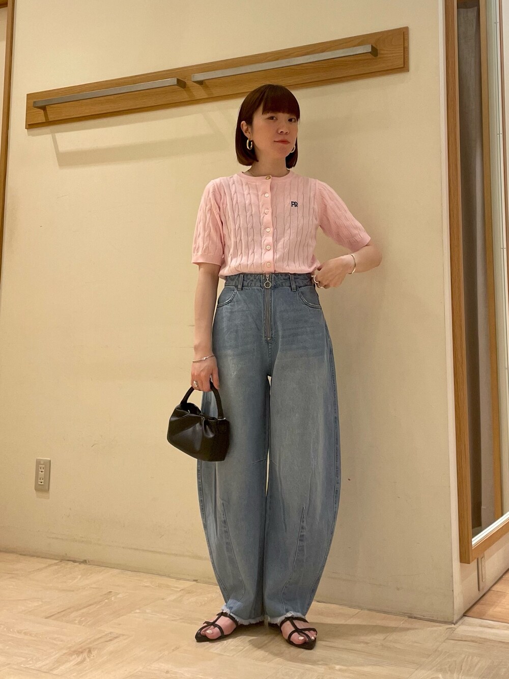 「ケーブルニット、休日スタイル、春コーデ、韓国ファッション、大人カジュアル、ピンク、シンプルコーデ、おしゃれさんと繋がりたい、ootd、デニム、FREDY&GLOSTER、カジュアル、カーディガン、いいね、save、フォローお願いします🤑、ブラック」｜「fredy emueのワンハンドルギャザー2wayバッグ（トートバッグ、ブラック系）」を使った、ほこさん（レディース・158cm）の春コーディネートの1枚目の写真