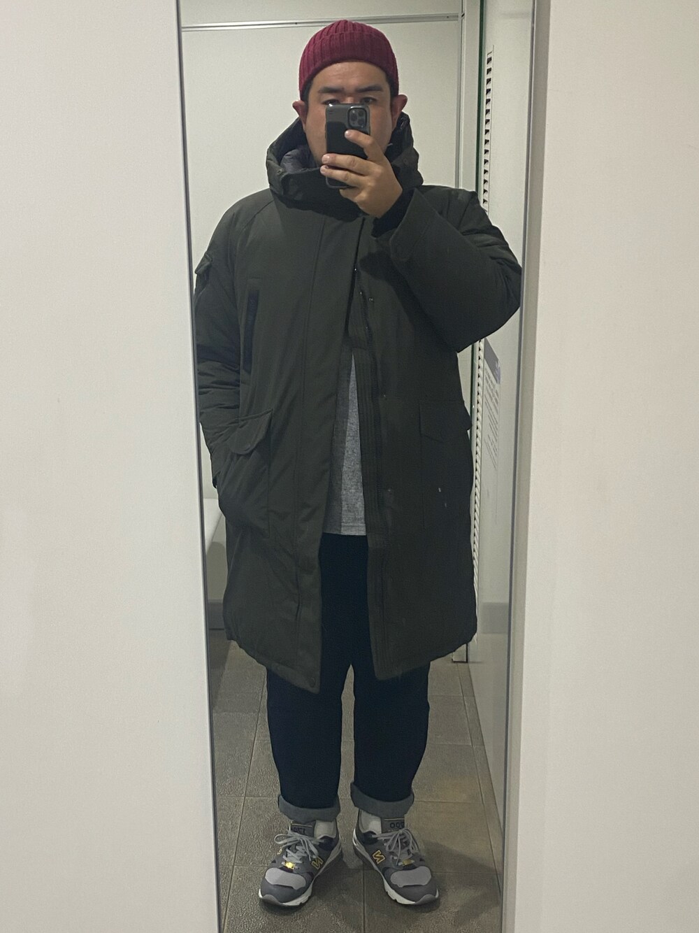 「Marmot、ダウンコート、カーキ、ニット帽、無印良品、GRAMICCI、デニム、ロング丈、New Balance、1700」｜「Gramicciの【63】【GRAMICCI】DENIM NN-PANTS JUST CUT（デニムパンツ、ブルー系）」を使った、ヒデさん（メンズ・180cm）の冬コーディネートの1枚目の写真