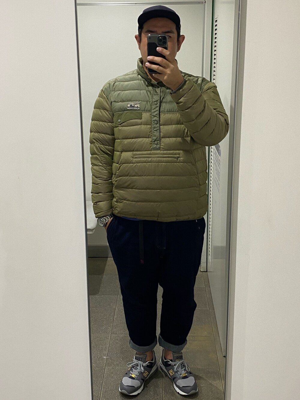「patagonia、スナップT、プルオーバー、ダウン、デニム、GRAMICCI、New Balance、1700、KAVU、キャップ、トレンチコート」｜「patagoniaのアイテム（ジャケット/アウター、グリーン系）」を使った、ヒデさん（メンズ・180cm）の秋コーディネートの1枚目の写真