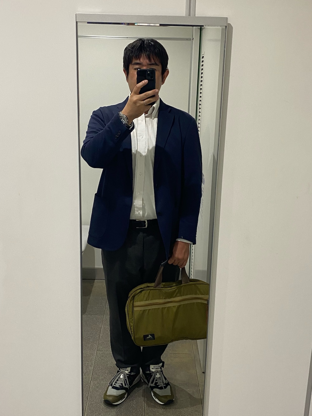 「ジャケット、ジャケパン、ユニクロ、感動パンツ、スニーカー通勤、Gregory」｜「UNIQLOのコンフォートジャケット（その他アウター、ブルー系）」を使った、ヒデさん（メンズ・180cm）の秋コーディネートの1枚目の写真