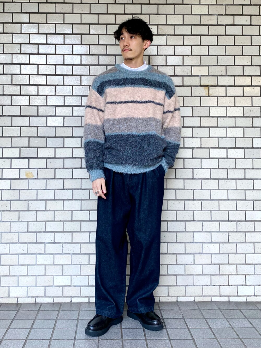 その他のニット/セーター、ホワイト系のTシャツ/カットソー、ブルー系のチノパンツを着用したメンズの秋コーディネートの1枚目の写真