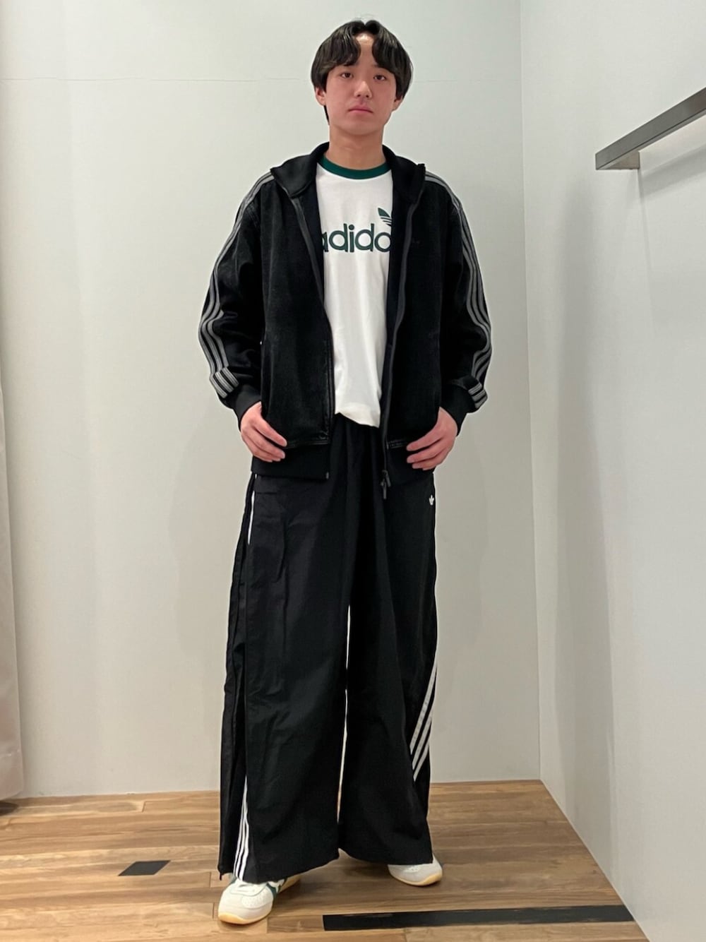 「adidas、adidas originals、アディダス、アディダスオリジナルス、デニムジャケット、Tシャツ、トラックパンツ、スニーカー、JAPAN」｜「adidasのシンプル Tシャツ / アディダスオリジナルス adidas Originals（Tシャツ/カットソー、ホワイト系）」を使った、MKさん（メンズ・180cm）の春コーディネートの1枚目の写真