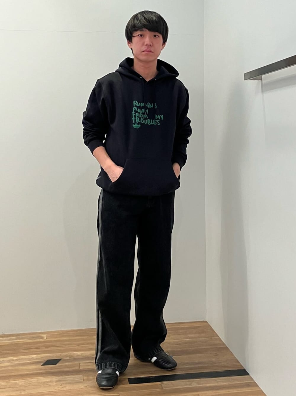 「スウェット、スニーカー、パーカー、adidas、アディダス、デニムパンツ、adidas originals、アディカラー、テコンドー、シュムーフォイル」｜「adidasのシュムーフォイル I'm Fast パーカー / アディダスオリジナルス adidas Originals（パーカー、ブラック系）」を使った、MKさん（メンズ・180cm）の冬コーディネートの1枚目の写真
