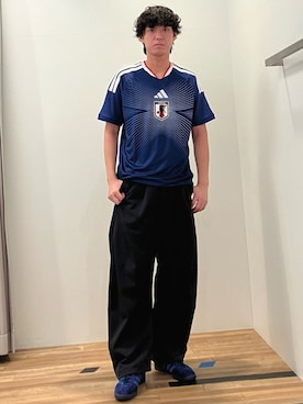 「adidas（アディダス）のサッカー日本代表 2026 ホーム レプリカ ユニフォーム / adidas（Tシャツ/カットソー）」を使った、MKさん（メンズ・180cm）の秋コーディネート