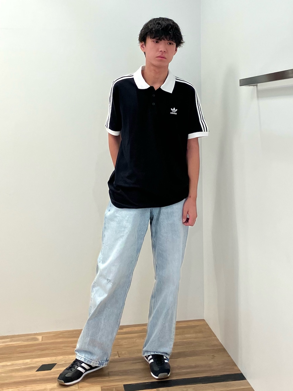 「スニーカー、Tシャツ、adidas、アディダス、ポロシャツ、adidas originals、カントリー、アディダスオリジナルス、スリーストライプス、アディカラー」｜「adidasのアディカラー クラシックス スリーストライプス ポロシャツ / アディダスオリジナルス adidas Originals（ポロシャツ、ブラック系）」を使った、MKさん（メンズ・180cm）の夏コーディネートの1枚目の写真