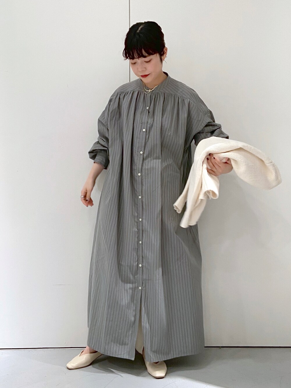 「秋コーデ、大人カジュアル、プチプラコーデ、カジュアルコーデ、オトナ女子、シャツワンピ、ワンピース、ストライプシャツ、カーディガン、シンプル、ビッグシルエット、ラコレ、LAKOLE、フラットシューズ、ラブアンドピース2021」｜「LAKOLEのソフトコットンギャザーヨークワンピース / 216706（シャツワンピース、グリーン系）」を使った、karepyosさん（レディース・157cm）の秋コーディネートの1枚目の写真