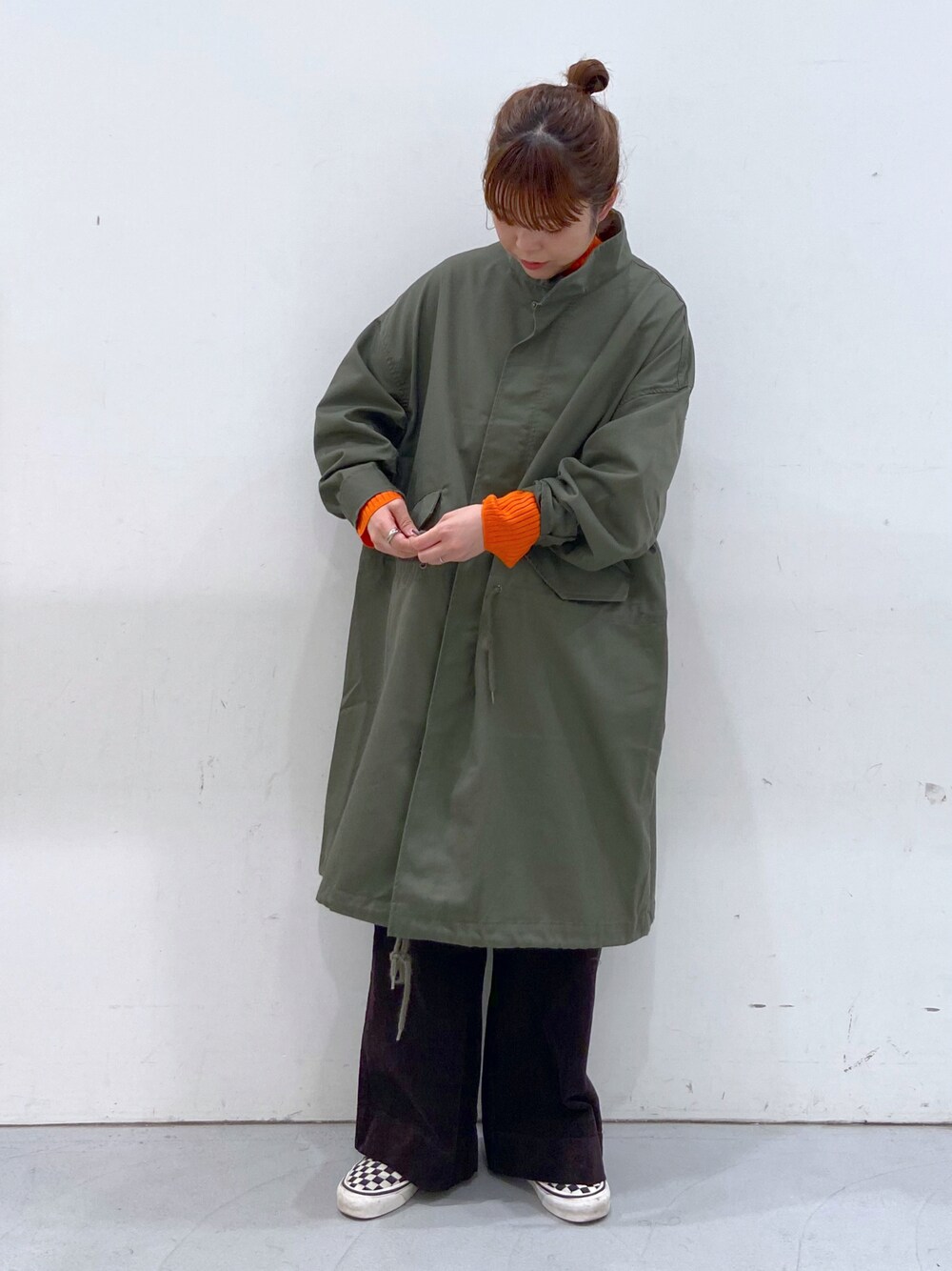 「秋コーデ、秋服準備はじめました、シンプル、タートルネック、カラーニット、オトナ女子、メンズライク、コート、モッズコート、ミリタリー、コーデュロイ、コーデュロイパンツ、低身長女子、LAKOLE、スニーカー」｜「LAKOLEのTCツイルモッズコート / 162984（モッズコート、グリーン系）」を使った、karepyosさん（レディース・157cm）の秋コーディネートの1枚目の写真