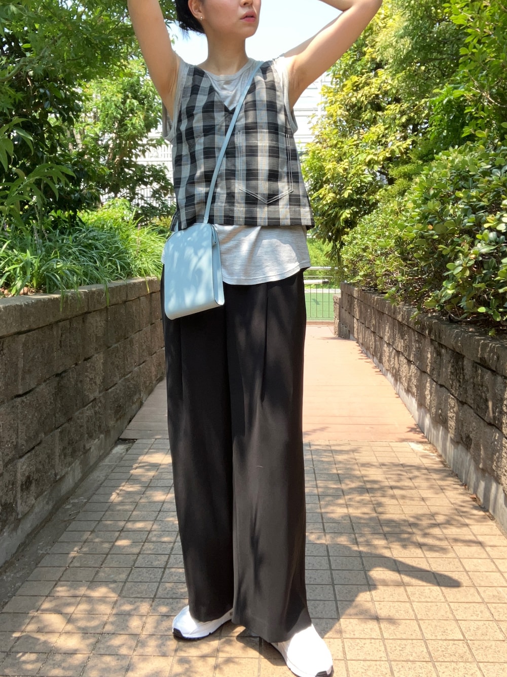 「ゆるコーデ、チェック、モノトーン、パンツスタイル、スマホショルダー、がま口バッグ、ブルーコーデ、白スニーカー、NIKE AIR MAX」｜「NIKEのNIKE WMNS AIR MAX 90 ナイキ ウィメンズ エアマックス90（スニーカー、ホワイト系）」を使った、kikuchiさん（レディース・168cm）の夏コーディネートの1枚目の写真