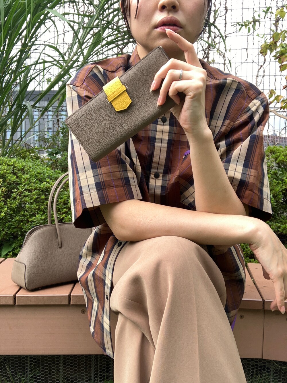 「秋コーデ、チェックシャツ、ベージュ、キャメル、ブラウン、財布、日本製」｜「BEAMS HEARTのアイテム（シャツ/ブラウス、ブラウン系）」を使った、kikuchiさん（レディース・168cm）の秋コーディネートの1枚目の写真