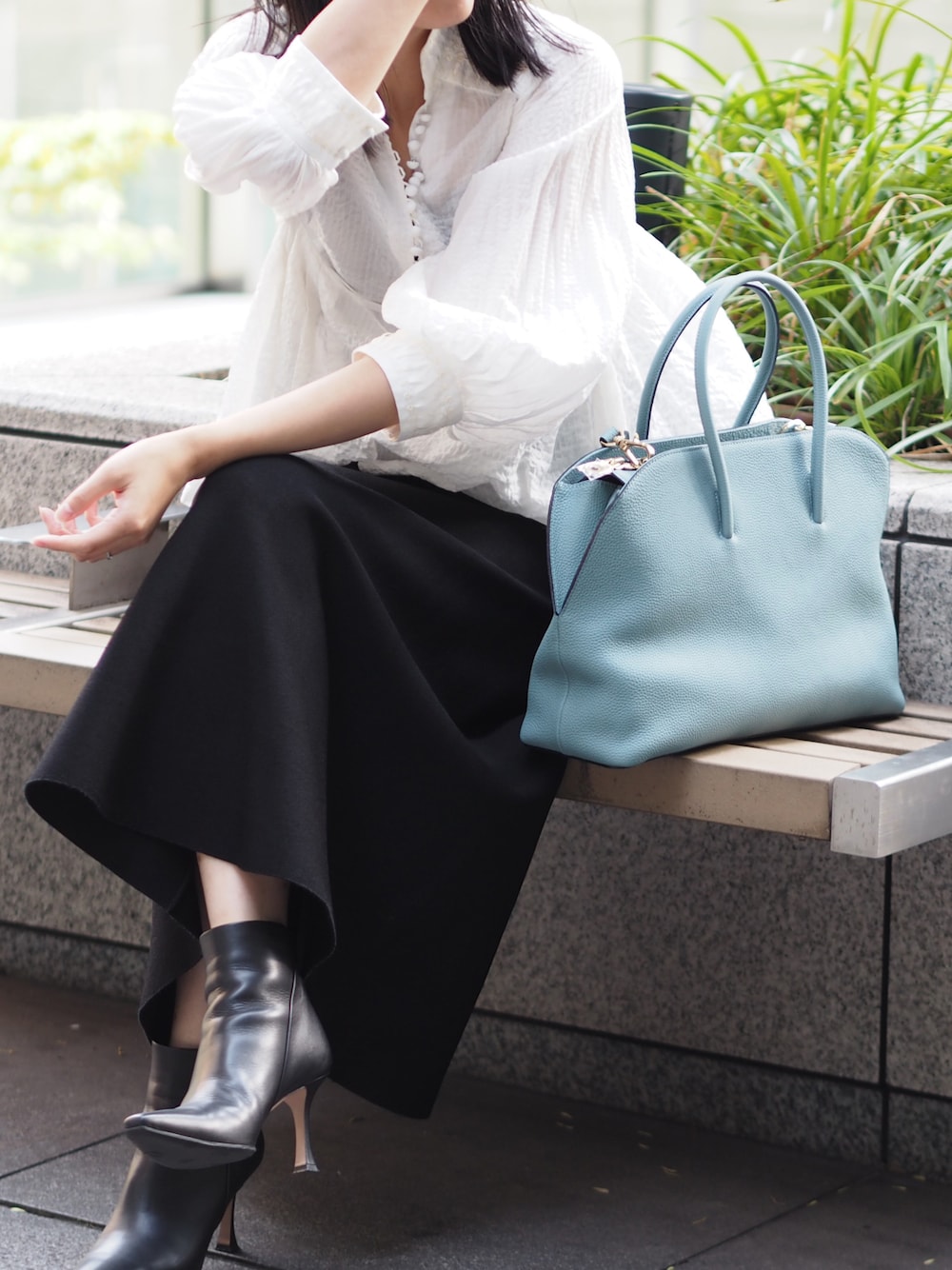 「シンプルコーデ、オフィススタイル、きれいめカジュアル、通勤コーデ、ボストンバッグ、秋服、ブーツ」｜「EpoiのRits　リツ　2WAYボストンバッグ（ボストンバッグ、ブルー系）」を使った、kikuchiさん（レディース・168cm）の秋コーディネートの1枚目の写真