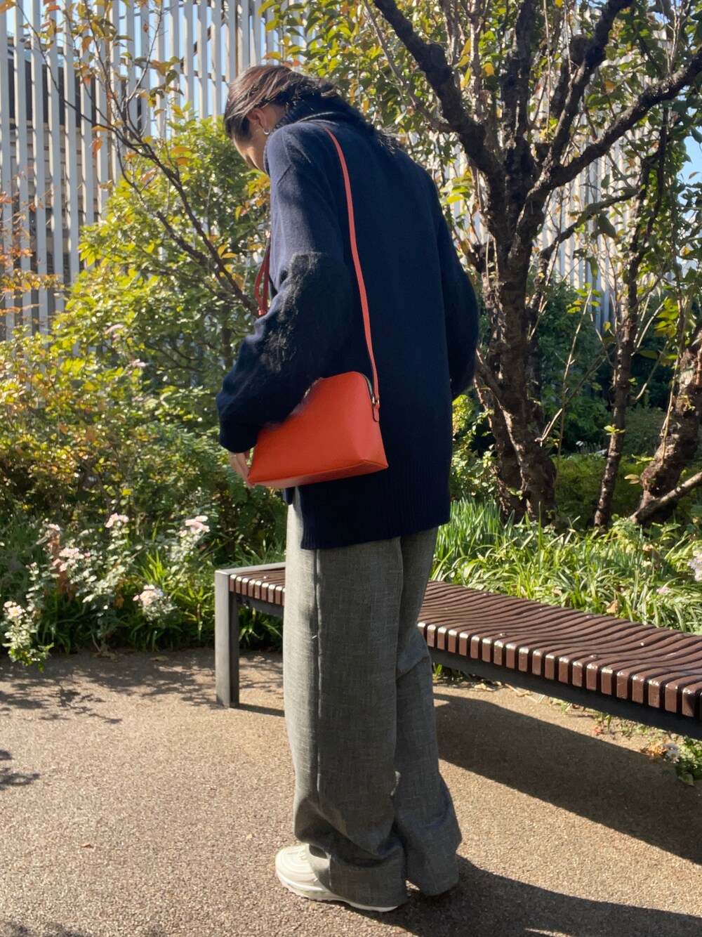 「カジュアル、フレアパンツ、ニット、ネイビー、オレンジ、ミニバッグ、ポシェット、NIKE、NIKE AIR MAX」｜「ZARAのアイテム（パンツ、グレー系）」を使った、kikuchiさん（レディース・168cm）の秋コーディネートの1枚目の写真
