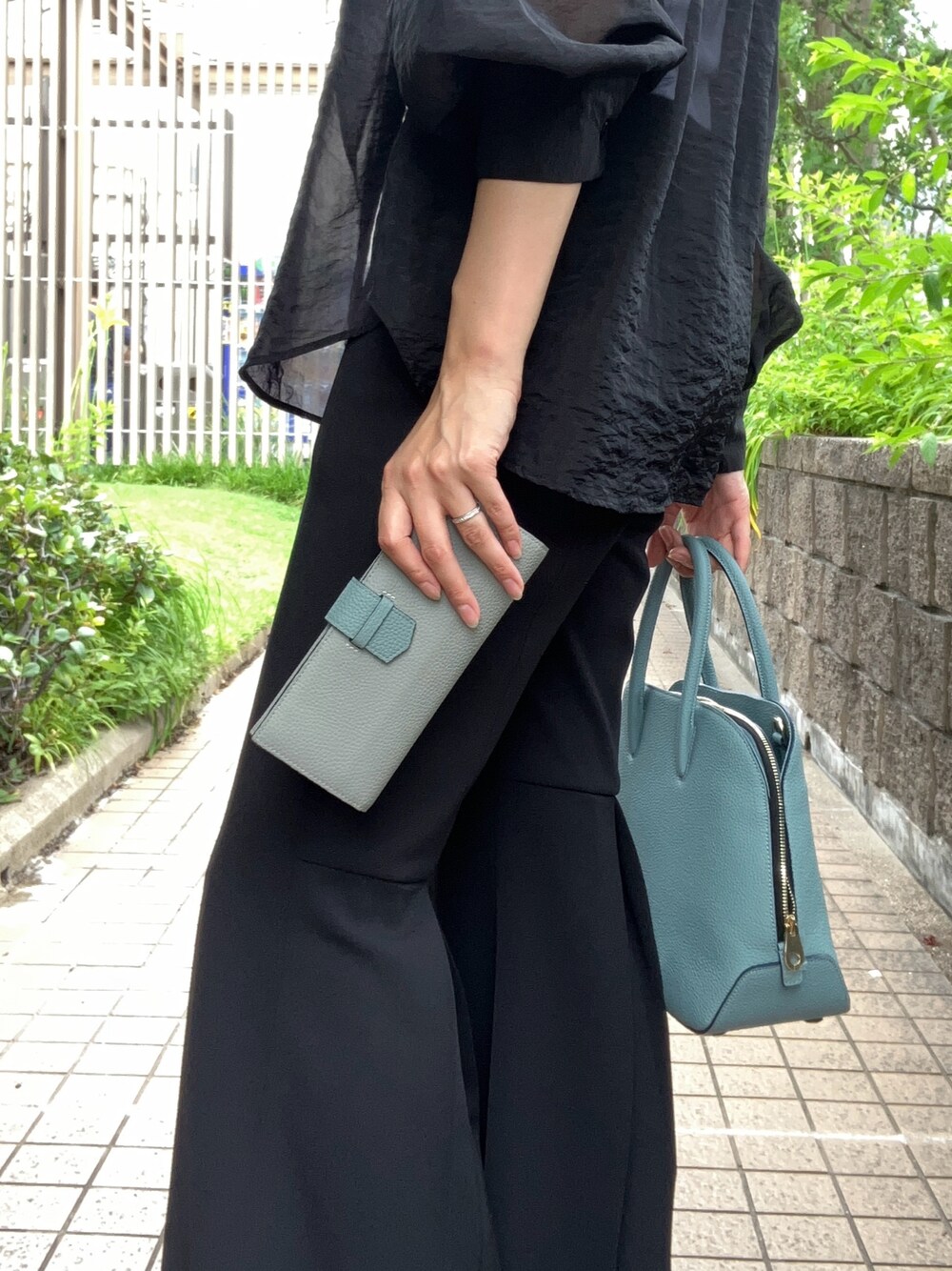 「財布、通勤コーデ、水色、ブルー、シンプル、日本製」｜「EpoiのRits　リツ　小銭入れ付きスリム長財布（財布、ブルー系）」を使った、kikuchiさん（レディース・168cm）の夏コーディネートの1枚目の写真