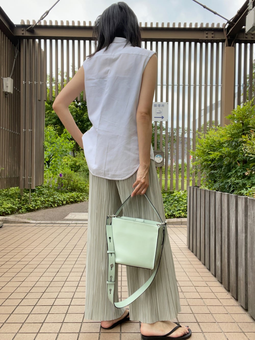 「夏コーデ、シャツスタイル、プリーツパンツ、ビーチサンダル、ミントグリーン、ショルダーバッグ」｜「garden by valmuerのアイテム（シャツ/ブラウス、ホワイト系）」を使った、kikuchiさん（レディース・168cm）の夏コーディネートの1枚目の写真