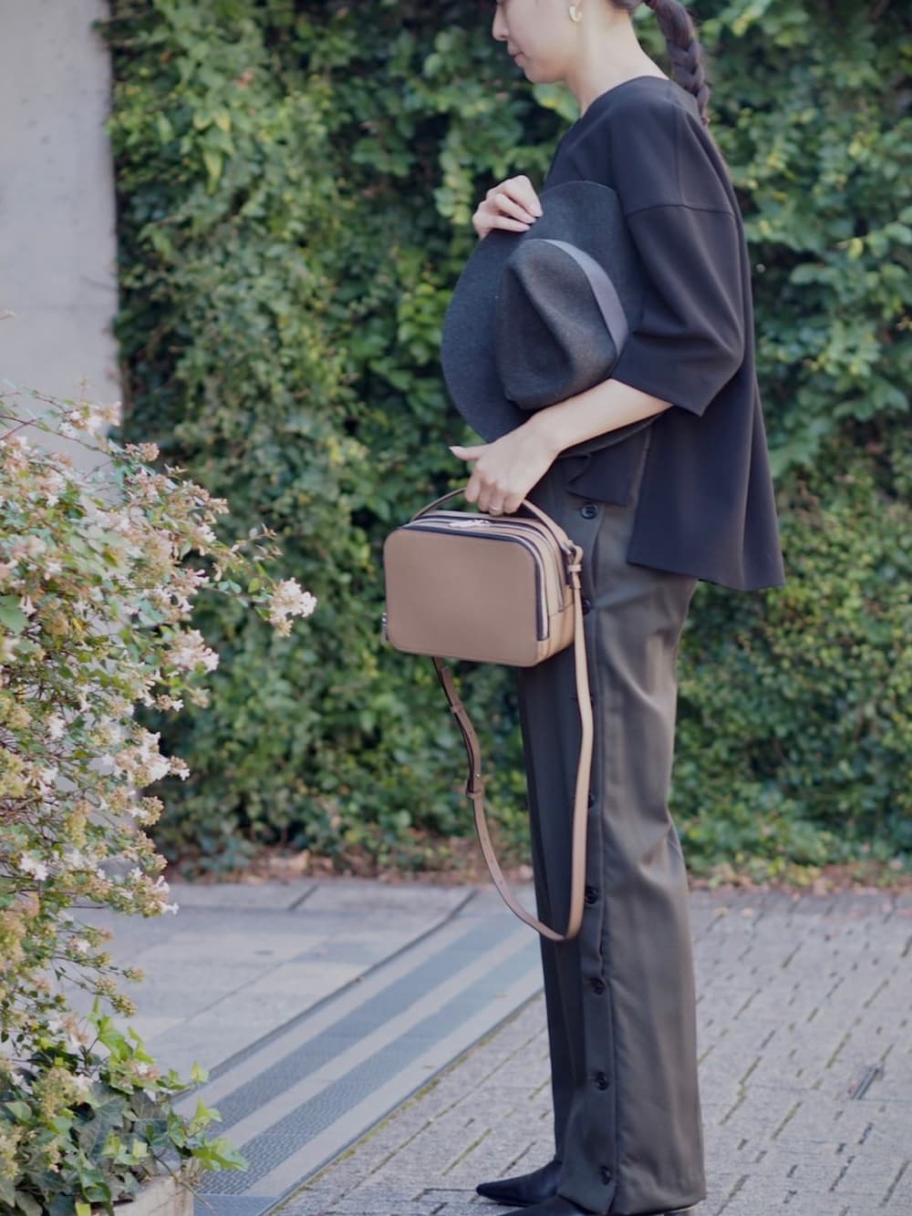 「ハット、秋服、パンツスタイル、ショルダーバッグ、レザー、キャメル」｜「Epoiのシキ　  2Way ボックスショルダー（ショルダーバッグ、グレー系）」を使った、kikuchiさん（レディース・168cm）の秋コーディネートの1枚目の写真