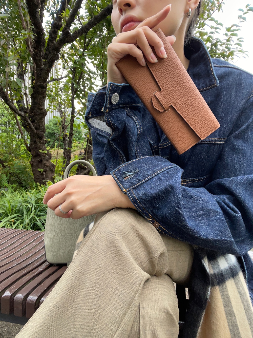 「オトナカジュアル、ベージュ、パンツスタイル、デニムジャケット、長財布、レザー、キャメル」｜「EpoiのRits　リツ  単カード付き束入れ（財布、ブラウン系）」を使った、kikuchiさん（レディース・168cm）の秋コーディネートの1枚目の写真