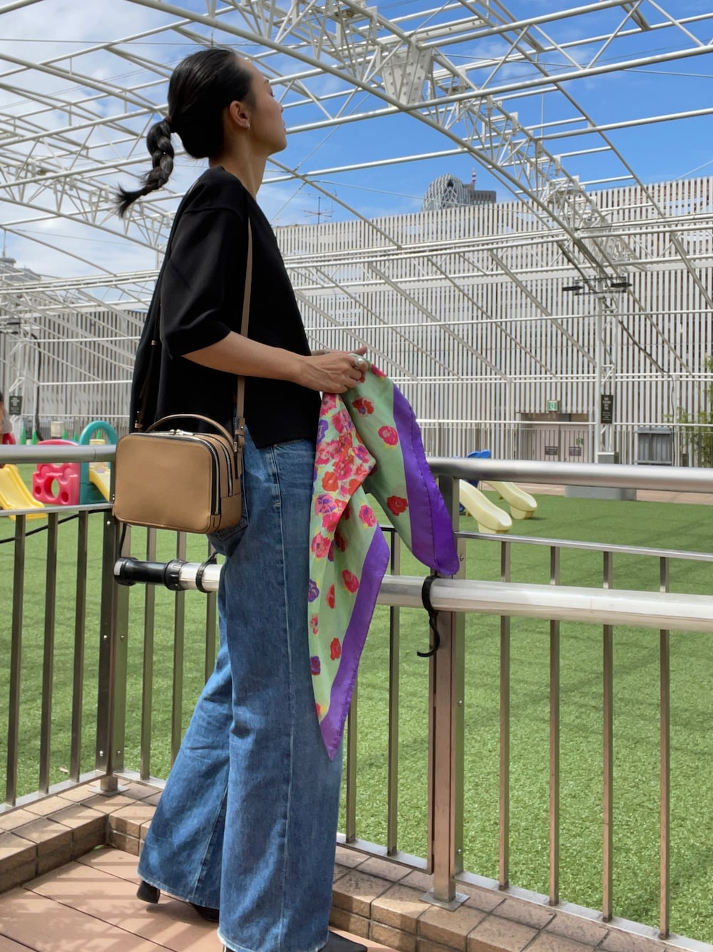 「大人カジュアル、秋コーデ、デニムパンツ、パンツコーデ、カジュアル、ショルダーバッグ、ビッグシルエット」｜「GALLARDAGALANTEのアイテム（Tシャツ/カットソー、ブラック系）」を使った、kikuchiさん（レディース・168cm）の秋コーディネートの1枚目の写真