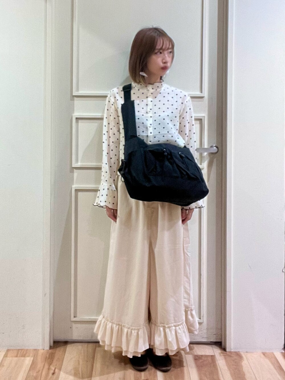 「サマンサ モスモス(Samansa Mos2)、サマンサモスモス、アツいコーデ全部見せ、お出かけコーデ、秋服準備はじめました、秋服、パンツスタイル、秋先取りコーデ、ワントーン、モノトーン、フリルパンツ、ドットブラウス、ベロアシューズ、ドロストバッグ、イオンモール高の原」｜「Samansa Mos2のドロストショルダーバッグ（ハンドバッグ、ブラック系）」を使った、さっこんさん（レディース・162cm）の夏コーディネートの1枚目の写真