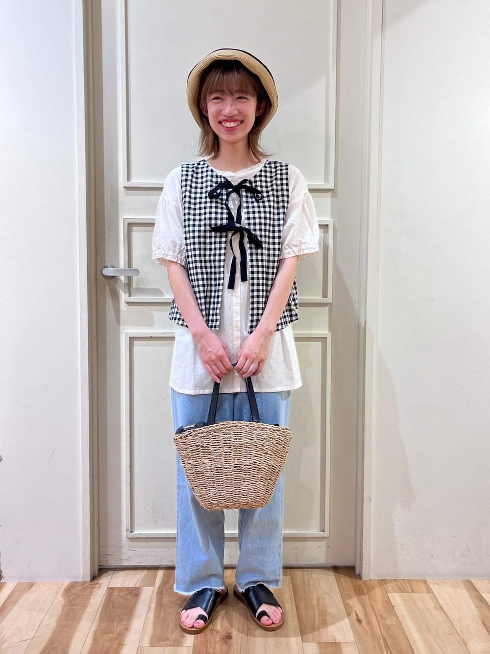 「サマンサ モスモス(Samansa Mos2)、サマンサモスモス、Samansa Mos2、SM2、夏コーデ、お出かけコーデ、休日スタイル、パンツコーデ、きれいめカジュアル、前後着ベスト、かごバッグ、クールコットン、襟フリル、イージーパンツ、デニム」｜「Samansa Mos2の水草レースカゴバッグ（ハンドバッグ、ブラック系）」を使った、さっこんさん（レディース・162cm）の夏コーディネートの1枚目の写真
