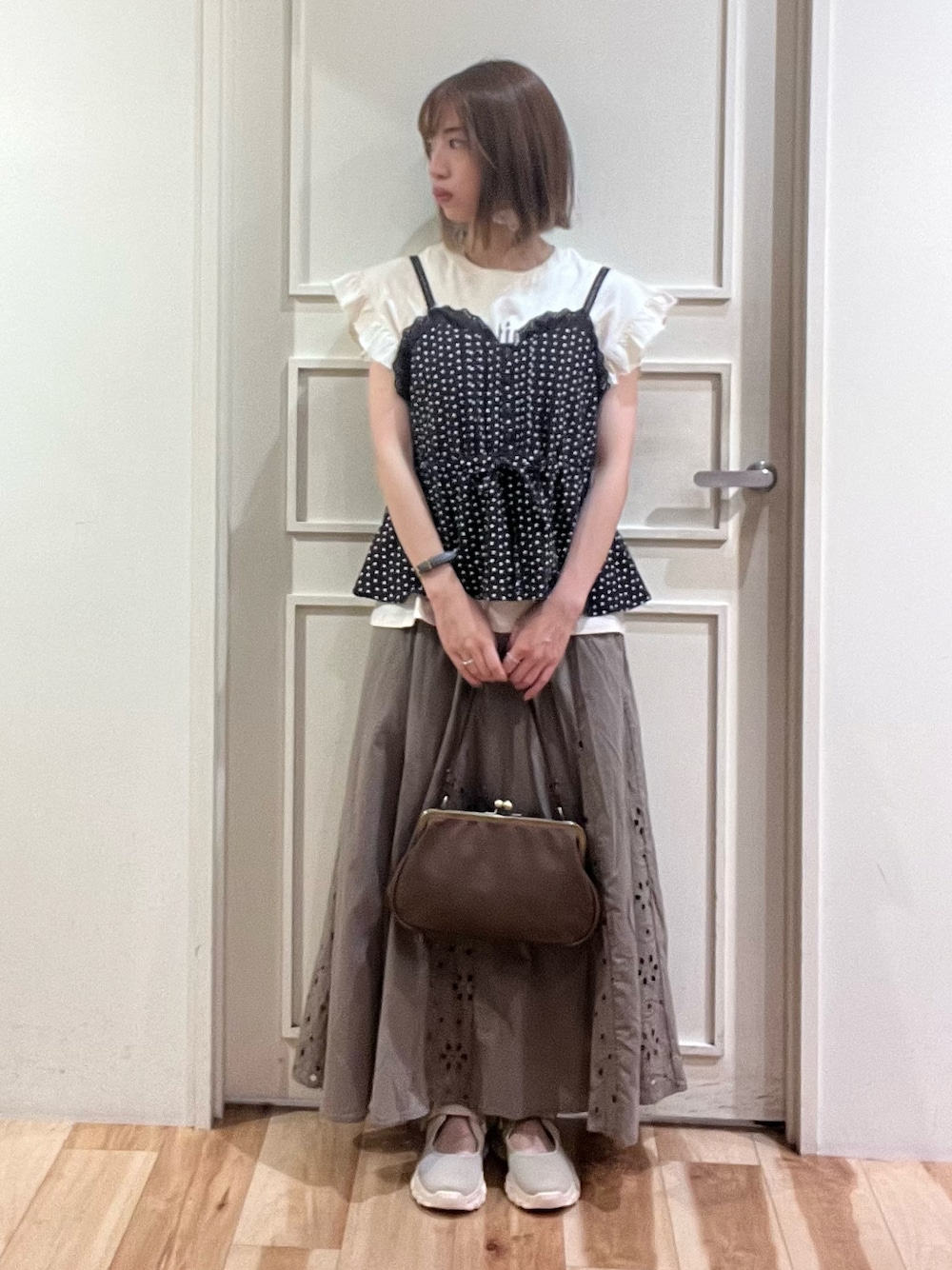 「サマンサ モスモス(Samansa Mos2)、サマンサモスモス、Samansa Mos2、SM2、お出かけコーデ、レイヤードスタイル、晩夏、夏服、秋小物、休日スタイル、大人かわいい、大人カジュアルコーデ、レース、キャミビスチェ、がま口バッグ」｜「Samansa Mos2の柄アソートレースキャミブラウス（シャツ/ブラウス、ブルー系）」を使った、さっこんさん（レディース・162cm）の夏コーディネートの1枚目の写真