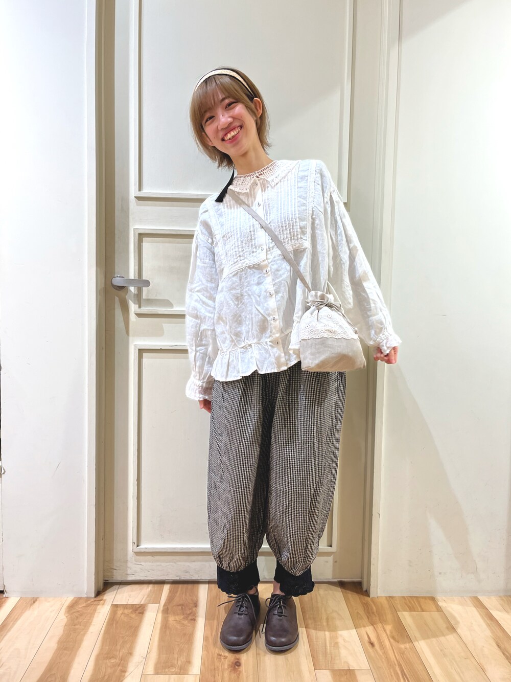 「サマンサ モスモス(Samansa Mos2)、Samansa Mos2、SM2、Kazumi×Samansa Mos2、kazumiさんコラボ、パンツコーデ、ナチュラルガーリー、春コーデ、春カラー、カチューシャコーデ、カチューシャ」｜「Samansa Mos2のオブリークトゥレースアップシューズ（ドレスシューズ、ブラウン系）」を使った、さっこんさん（レディース・162cm）の冬コーディネートの1枚目の写真