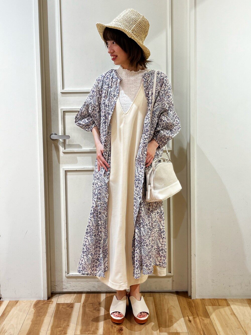 「オトナ女子、夏コーデ、大人カジュアル、ゆるコーデ、お出かけコーデ、カジュアルコーデ、ワントーンコーデ、レイヤードスタイル、カジュアルガーリー、ガウンワンピース、Vネック、ジャンスカ、厚底サンダル、ペーパーハット、Samansa Mos2 blue」｜「Samansa Mos2 blueのライン入りペーパーハット（ハット、ベージュ系）」を使った、さっこんさん（レディース・162cm）の春コーディネートの1枚目の写真