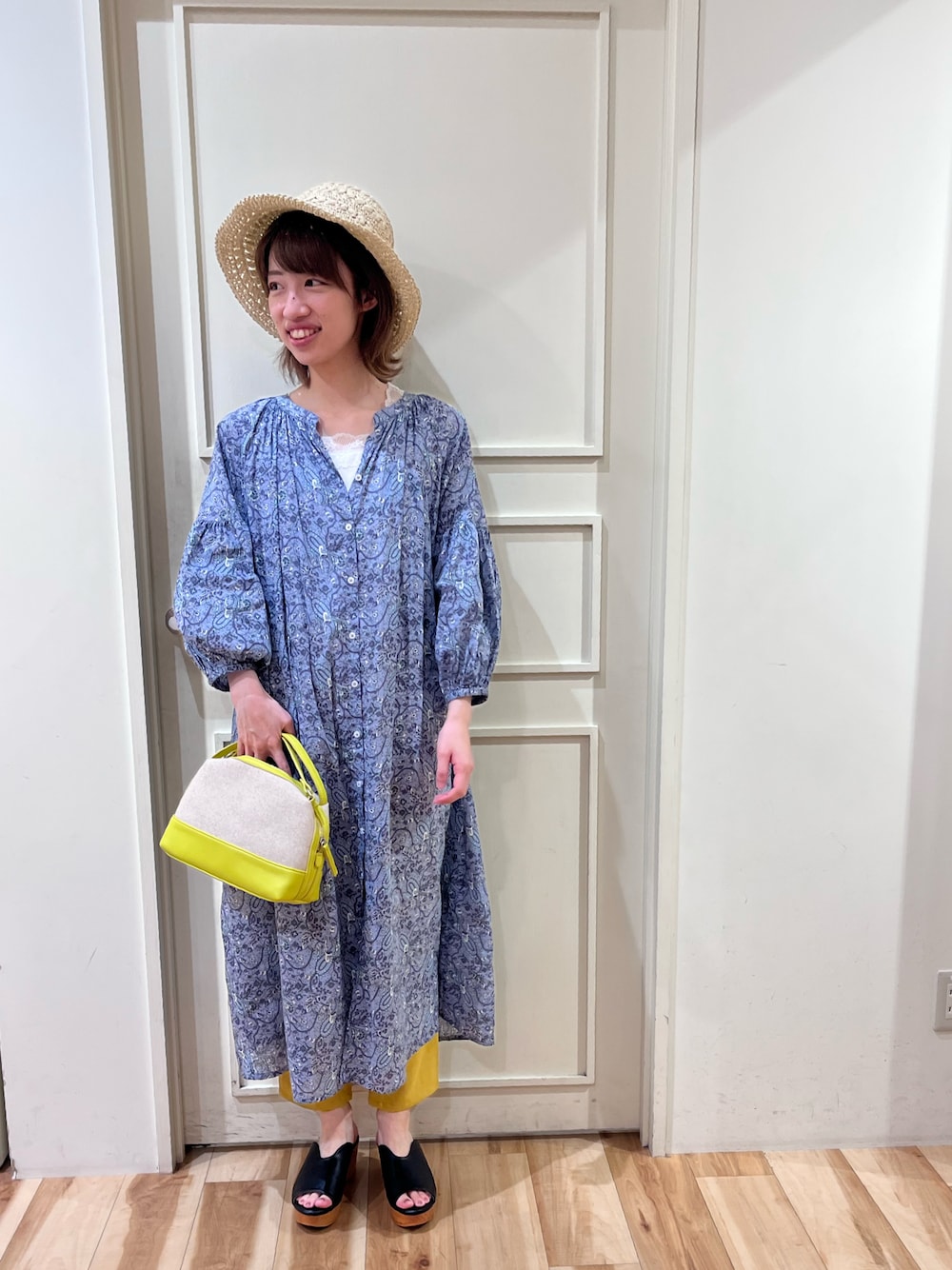 「Samansa Mos2 blue、サマンサモスモスブルー、初夏コーデ、休日コーデ、カラーコーデ、カジュアルコーデ、きれいめカジュアル、パンツスタイル、ワンピーススタイル、ガウンワンピース、ペイズリー、イージーパンツ、カラーパンツ、ツバ広ハット、インド綿」｜「Samansa Mos2 blueのリネン混バイカラー2WAYポーチ（ハンドバッグ、イエロー系）」を使った、さっこんさん（レディース・162cm）の夏コーディネートの1枚目の写真