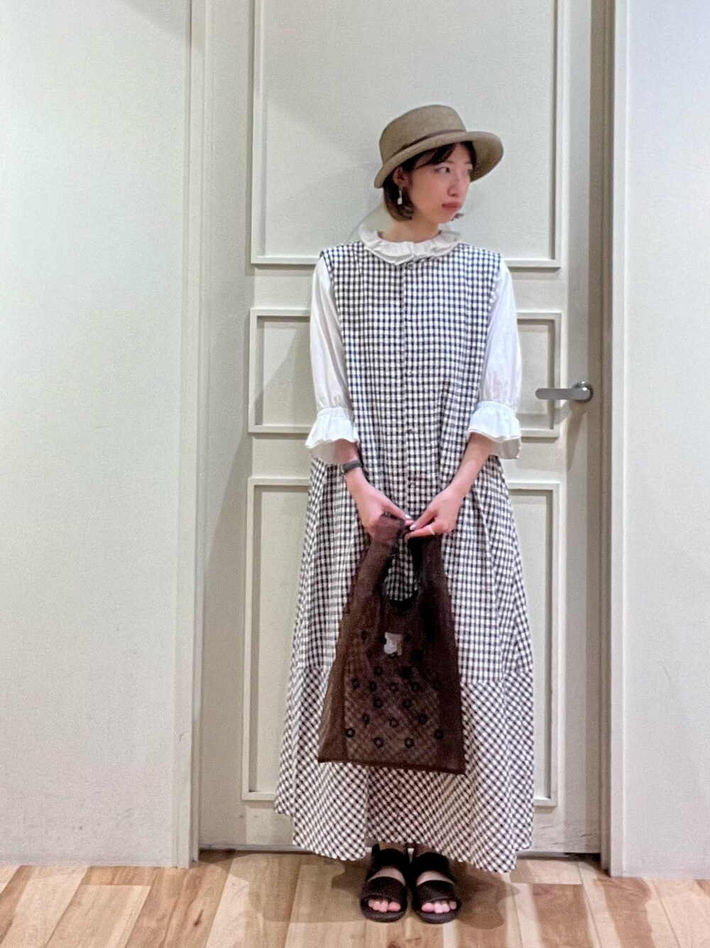 「レイヤードスタイル、夏コーデ、ナチュラルガーリー、サマーニット、オトナカジュアル、おでかけコーデ、夏服、カジュアルガーリー、フリル、ギンガムチェック、花柄バッグ、ブレードハット、イオンモール高の原」｜「Samansa Mos2の【吸水速乾/消臭効果】ブレードハット（ハット、ブラウン系）」を使った、さっこんさん（レディース・162cm）の夏コーディネートの1枚目の写真